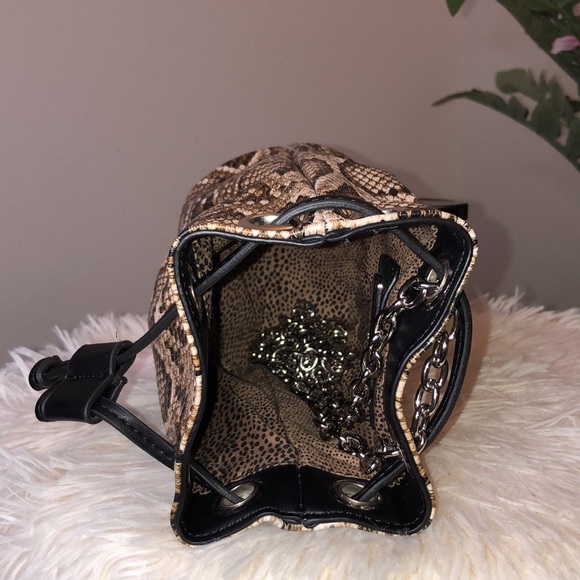 Drawstring bag with chain - Picture 2 of 2